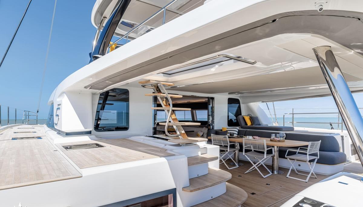REVE BLEU yacht charter 5