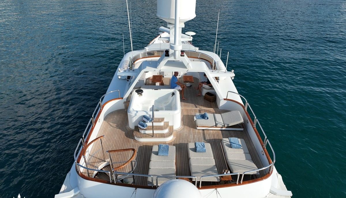 CHEETAH MOON yacht charter 4