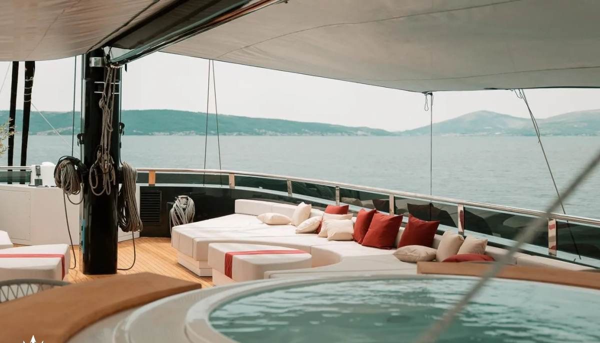 REPOSADO yacht charter 3