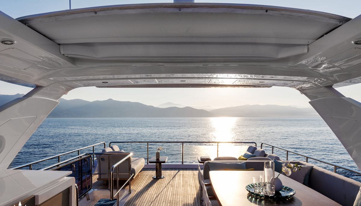 SOLSTICE yacht charter 4