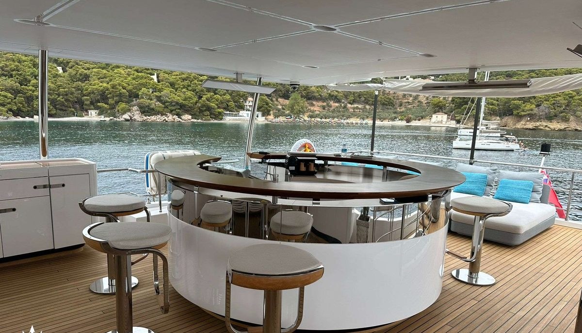 PURA VIDA yacht charter 3