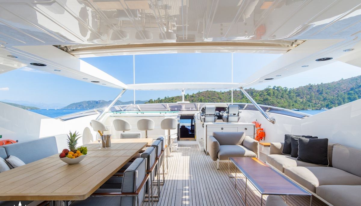 YUTORI yacht charter 5