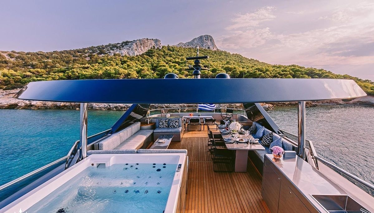 OVAL yacht charter 4