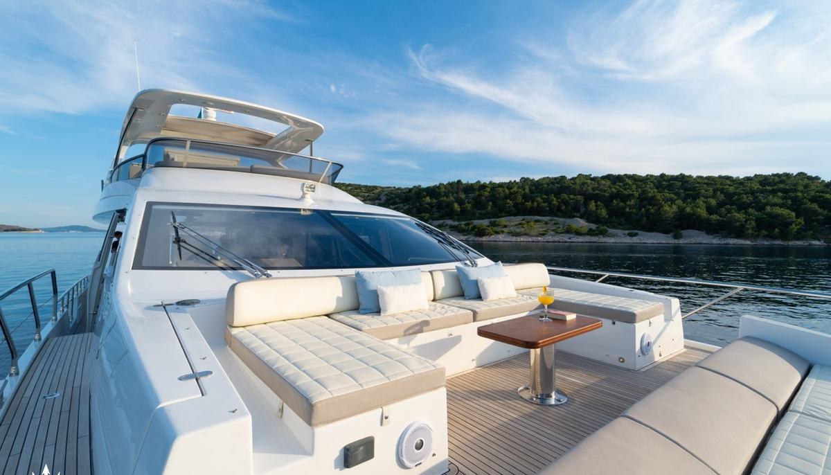 MINEIRA yacht charter 3