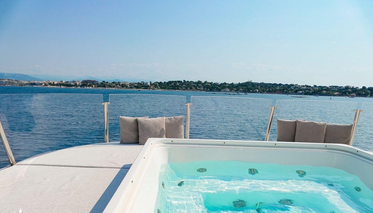 TINY WAVE yacht charter 3