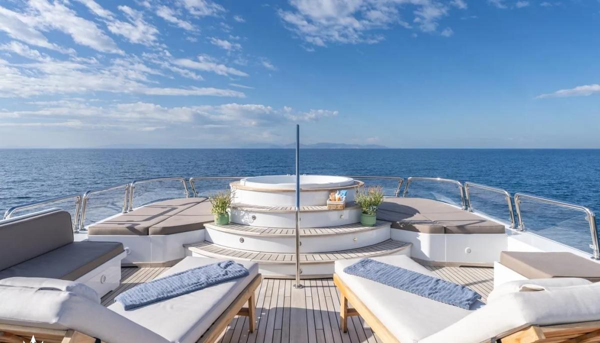 LADY G II yacht charter 3