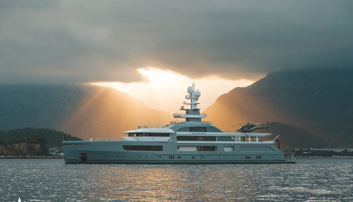 CLOUDBREAK yacht charter 2