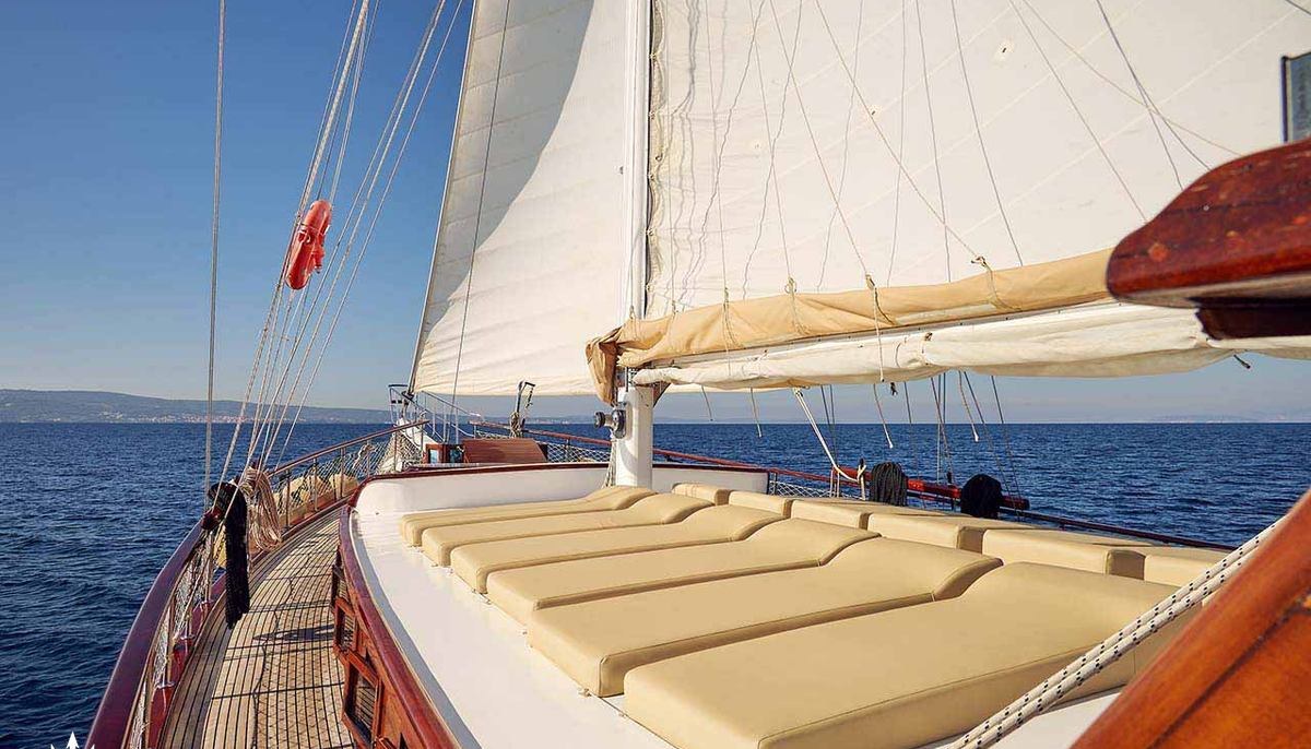 LINDA yacht charter 4