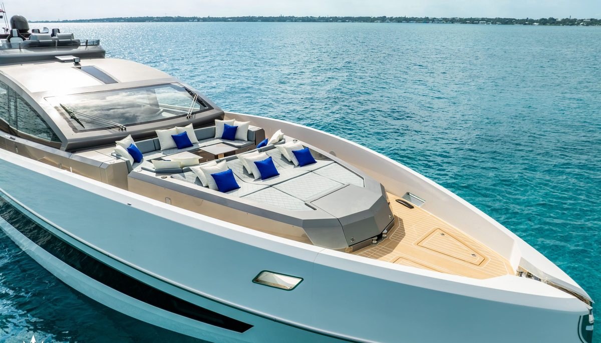 M7 yacht charter 3