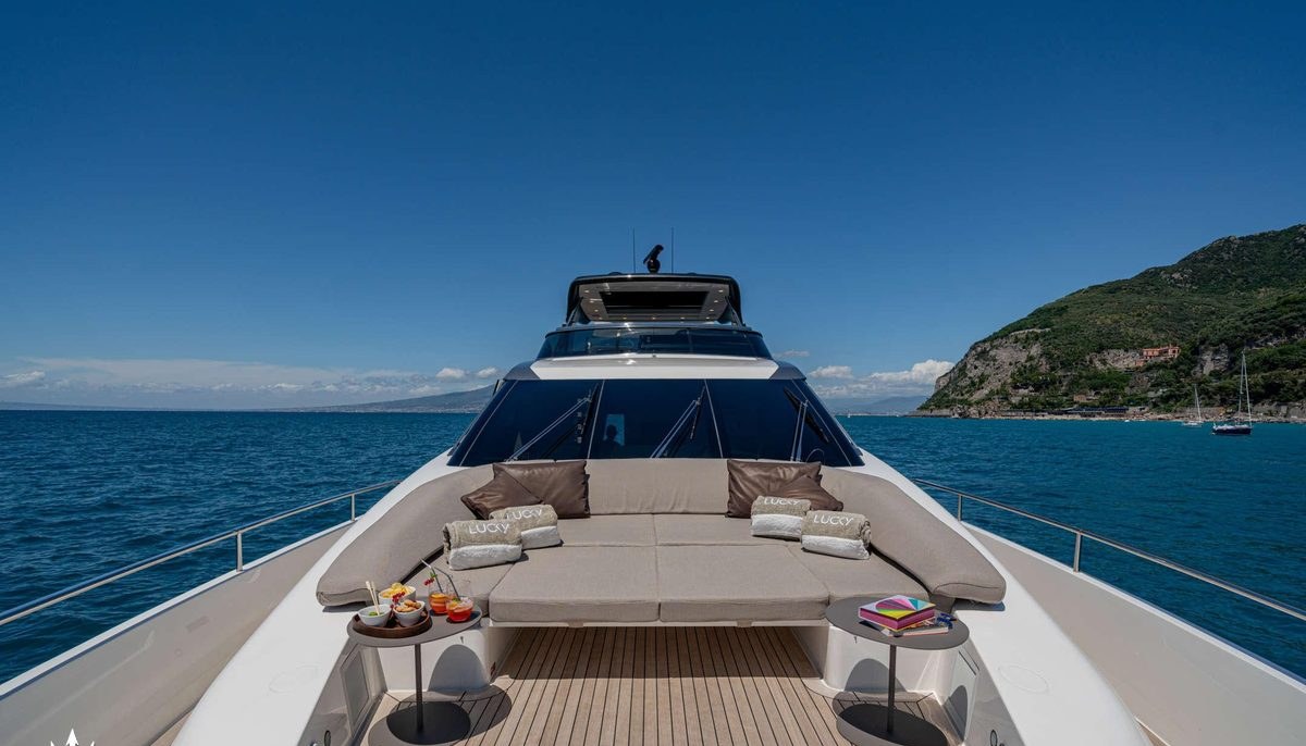 LUCKY yacht charter 3