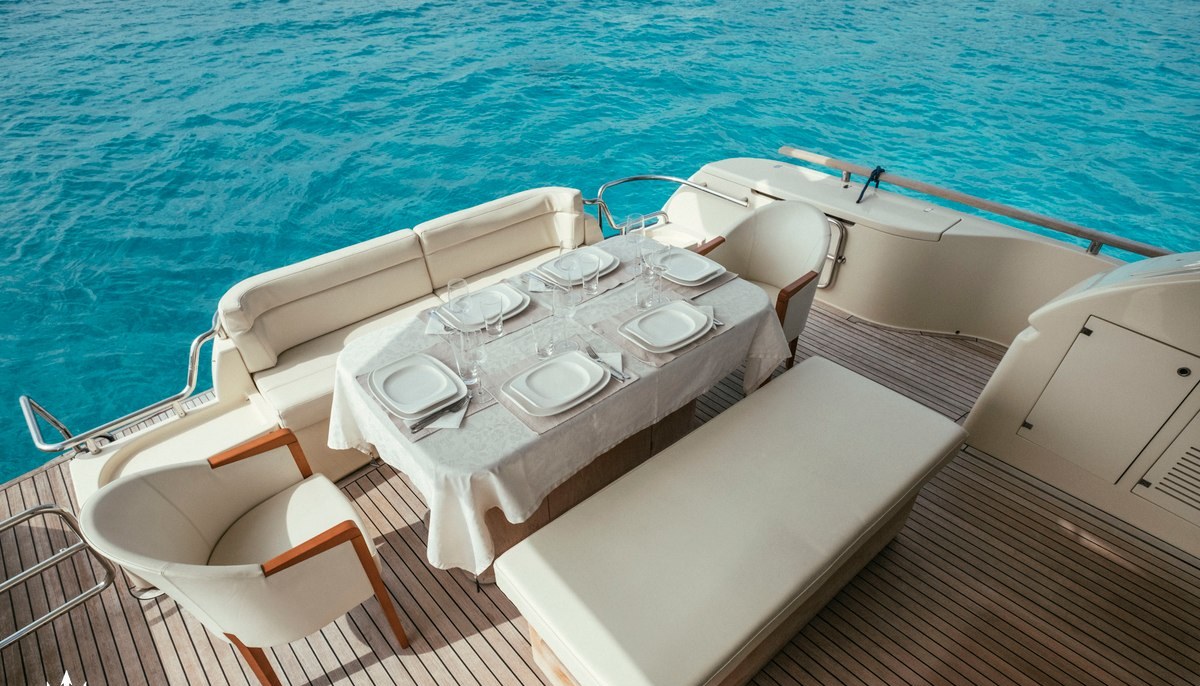 TO ESCAPE yacht charter 5