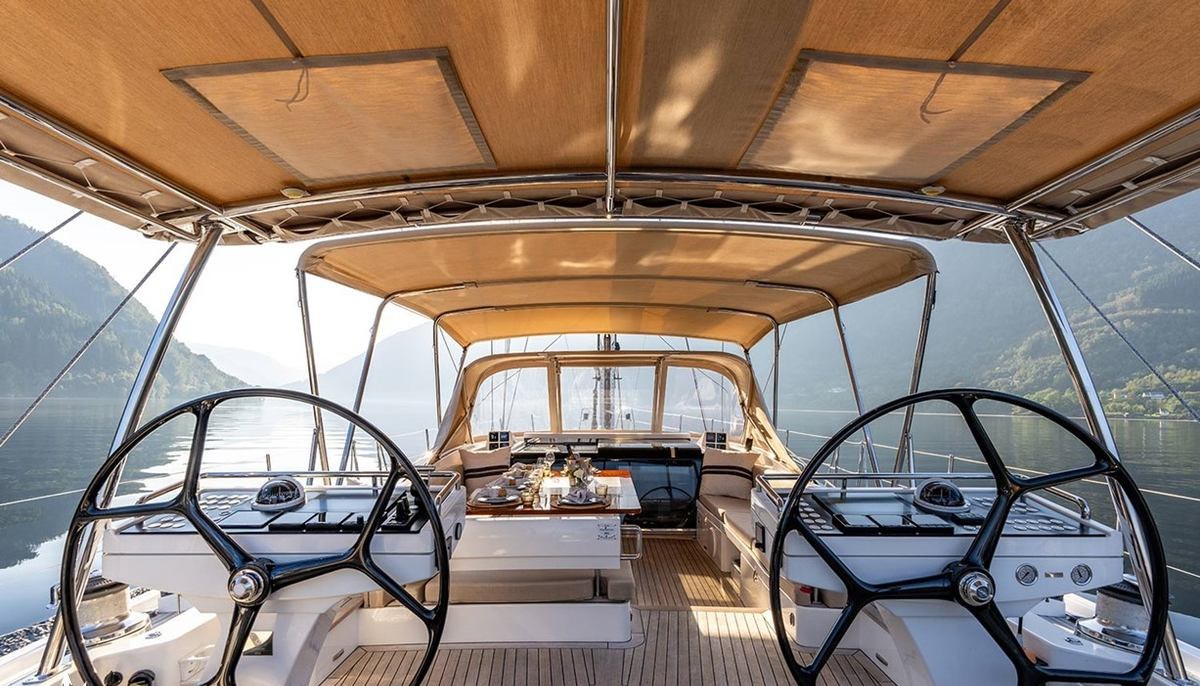 CHAMPAGNE HIPPY yacht charter 4