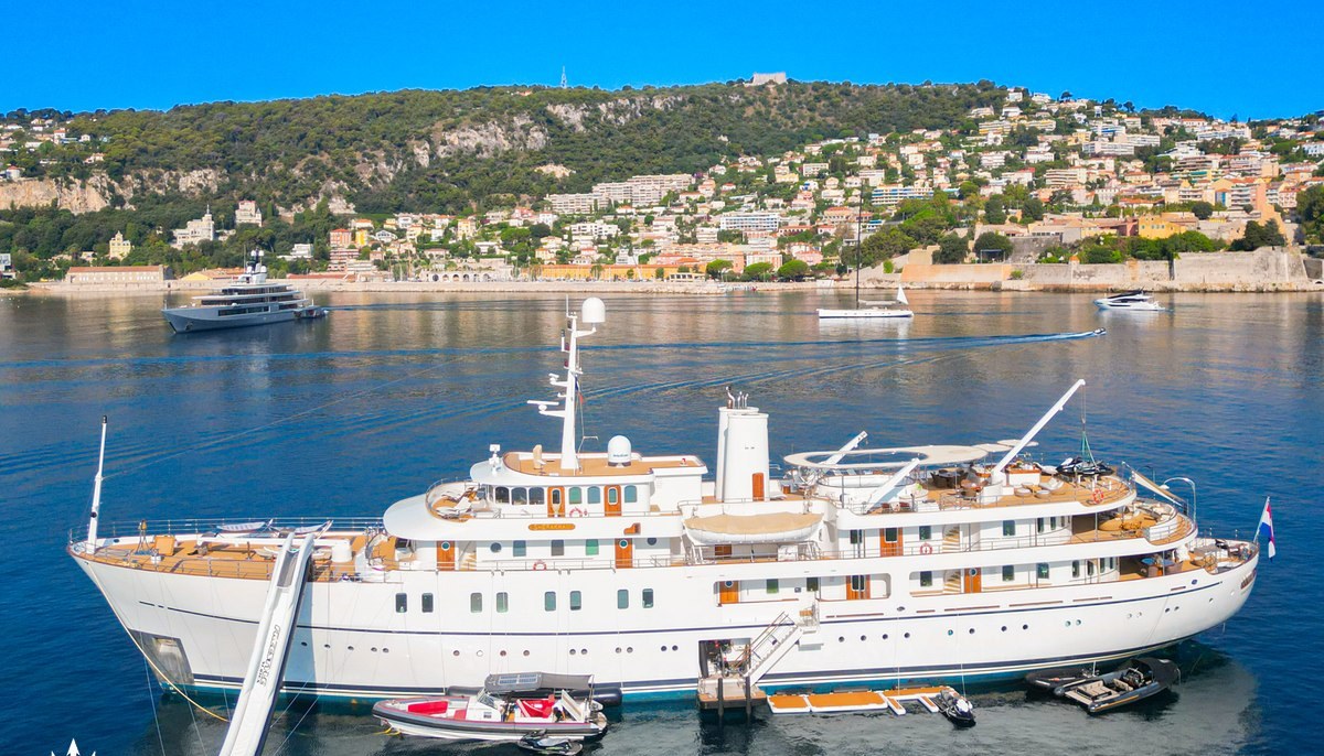 SHERAKHAN yacht charter 2