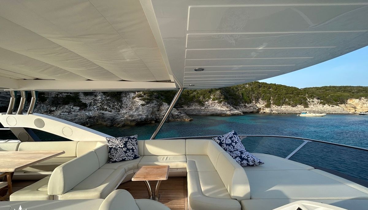 SARAHLISA yacht charter 4