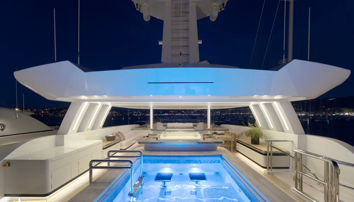 LIQUID SKY yacht charter 4