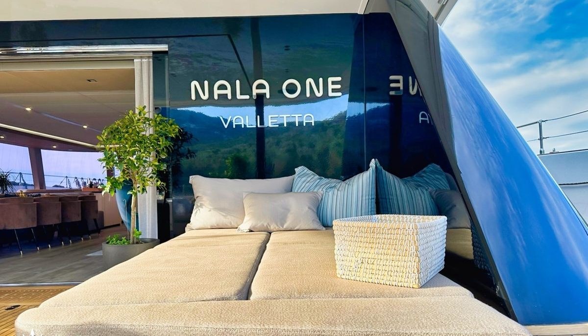 HONEYBIRD yacht charter 5