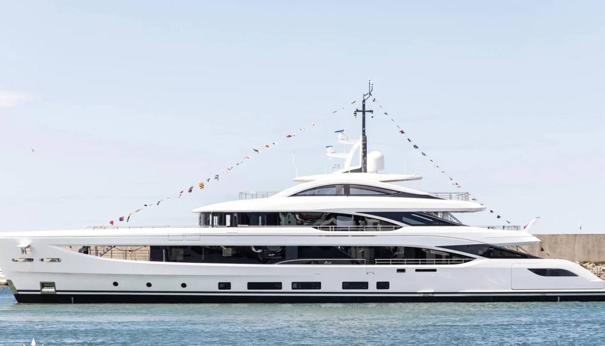 AMANTIS yacht charter 2