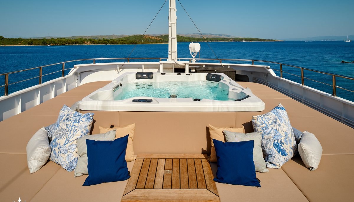 LUPUS MARE yacht charter 3