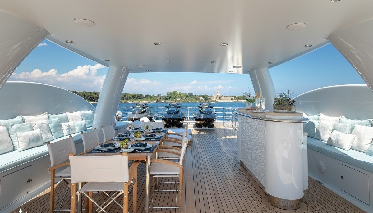 LA MIRAGE yacht charter 4