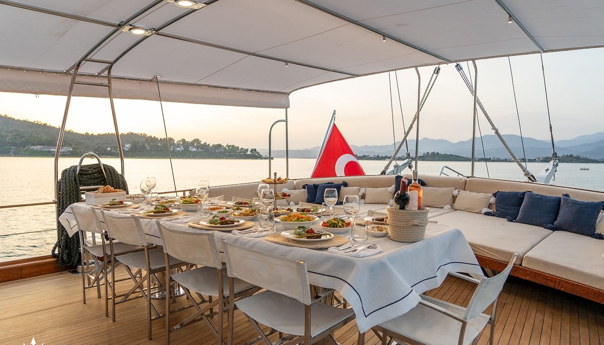 HAPPY DAYS yacht charter 5