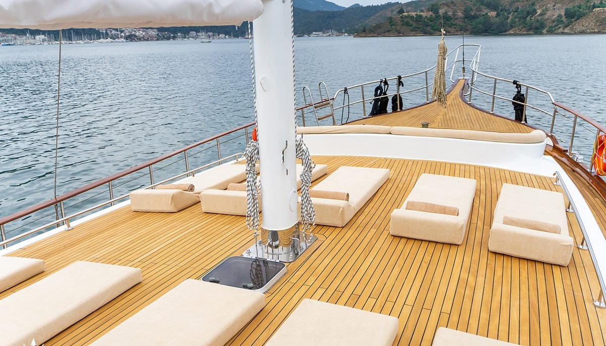HAPPY DAYS yacht charter 3