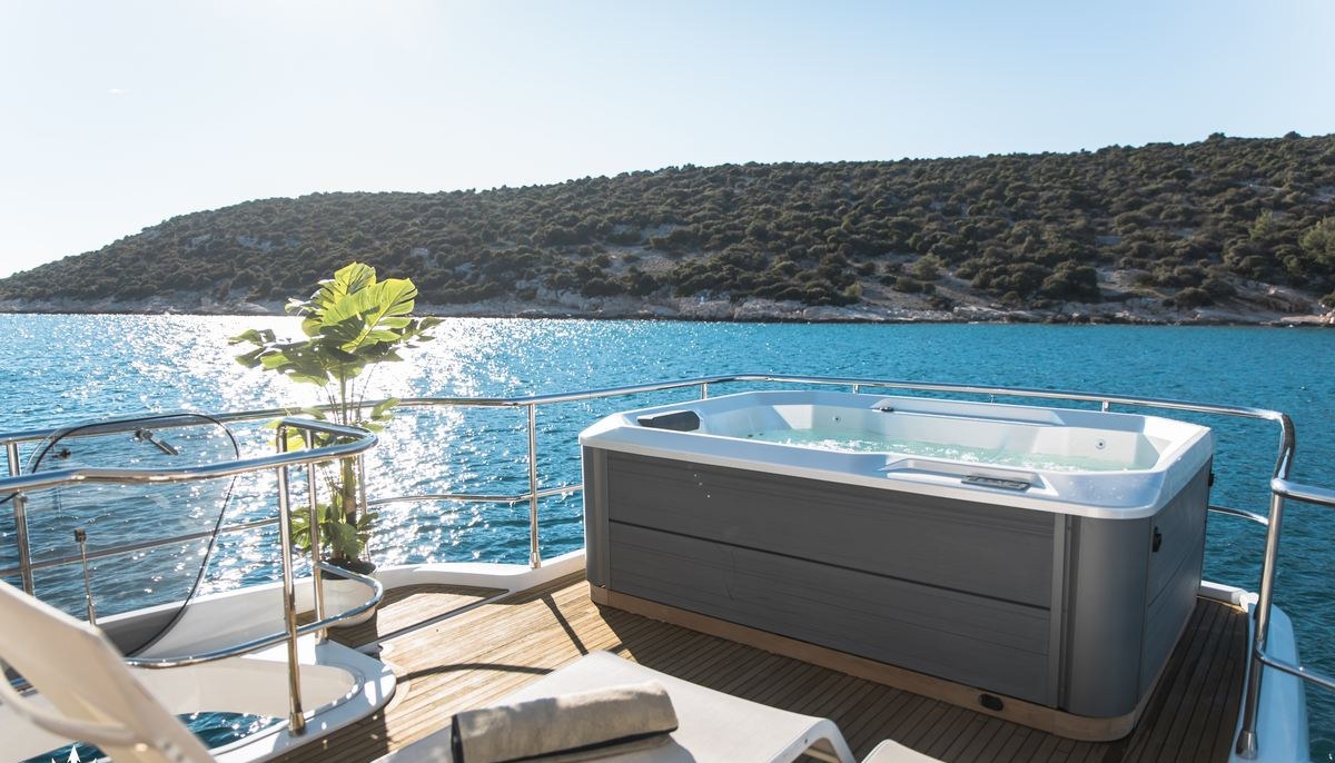 BOLLINGER yacht charter 4