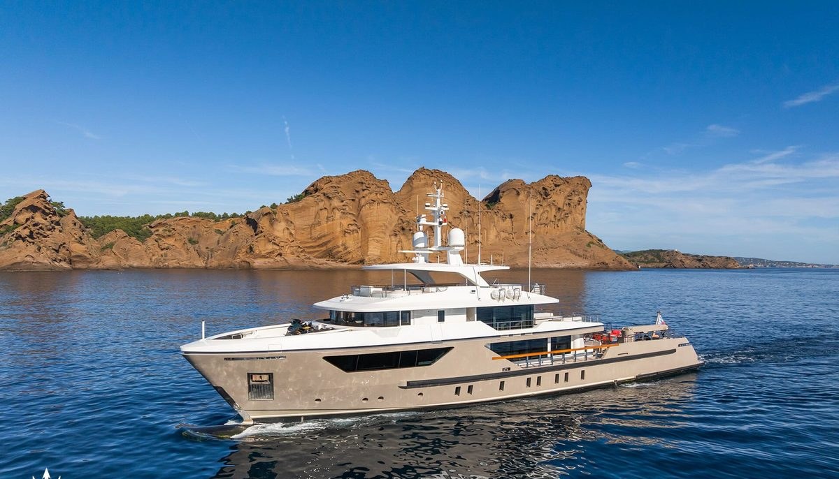 AMIKA yacht charter 2