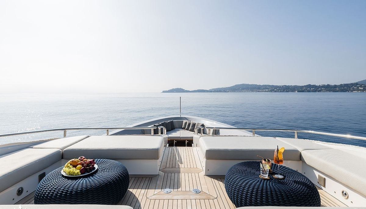 LES BRUXELLOIS yacht charter 3