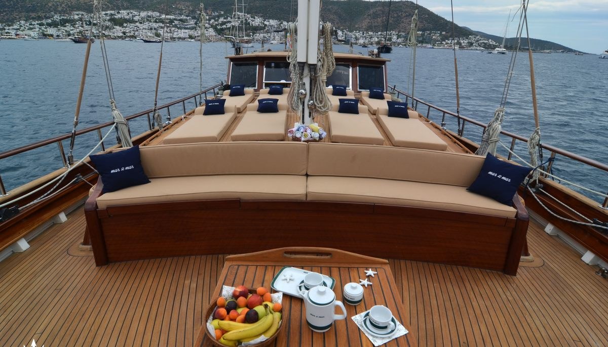 MAR & MAR yacht charter 4