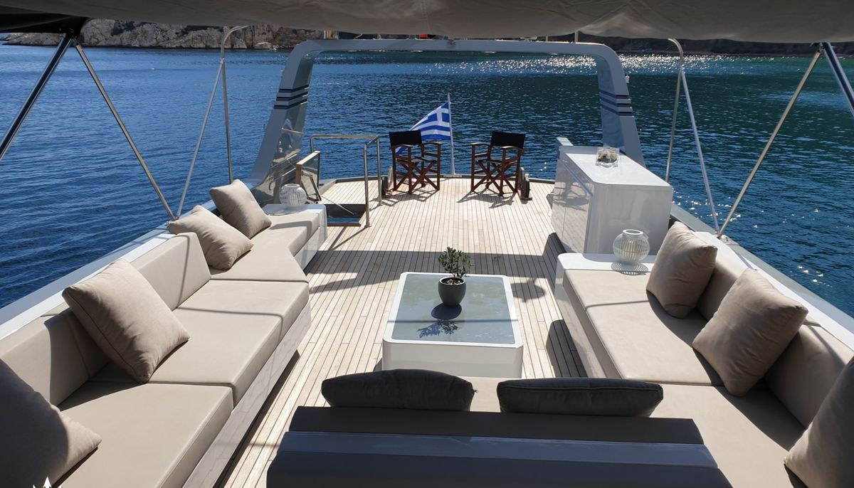 KISS yacht charter 4