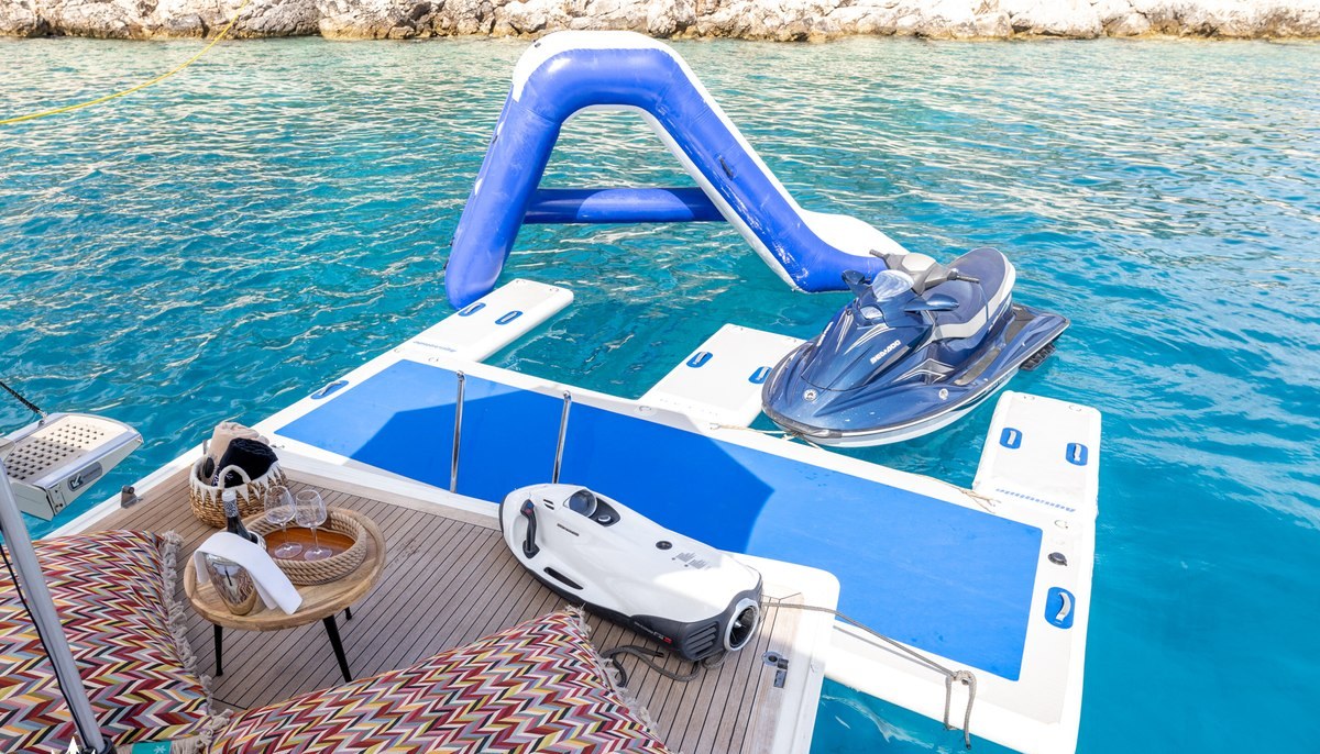 COOKIE yacht charter 5
