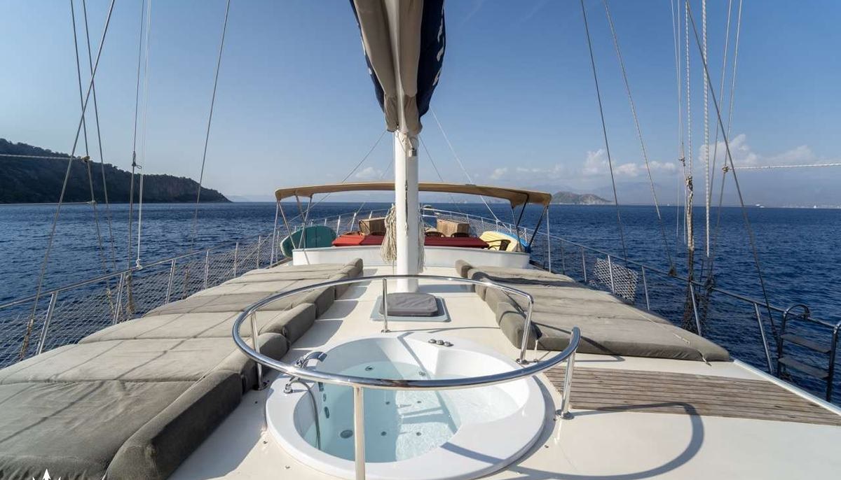 QUEEN LILA yacht charter 4