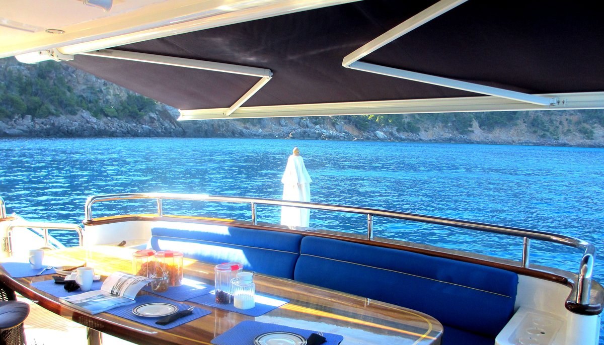 SMILES OF MILES yacht charter 5