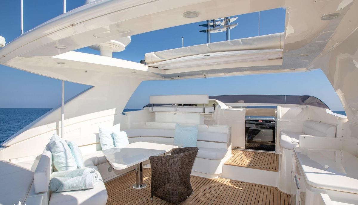 MAXI BEER yacht charter 4