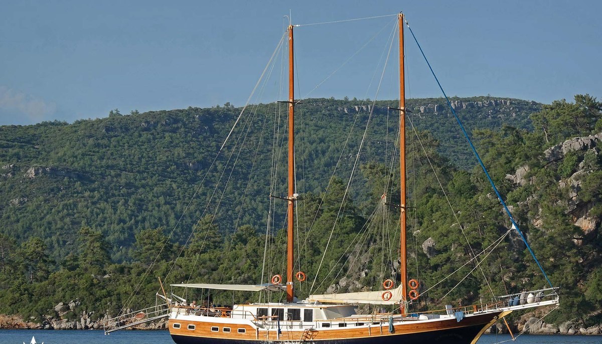 LA REINE yacht charter 2