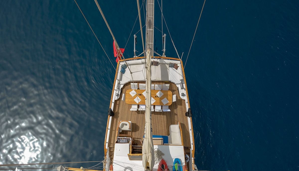 LA REINE yacht charter 5