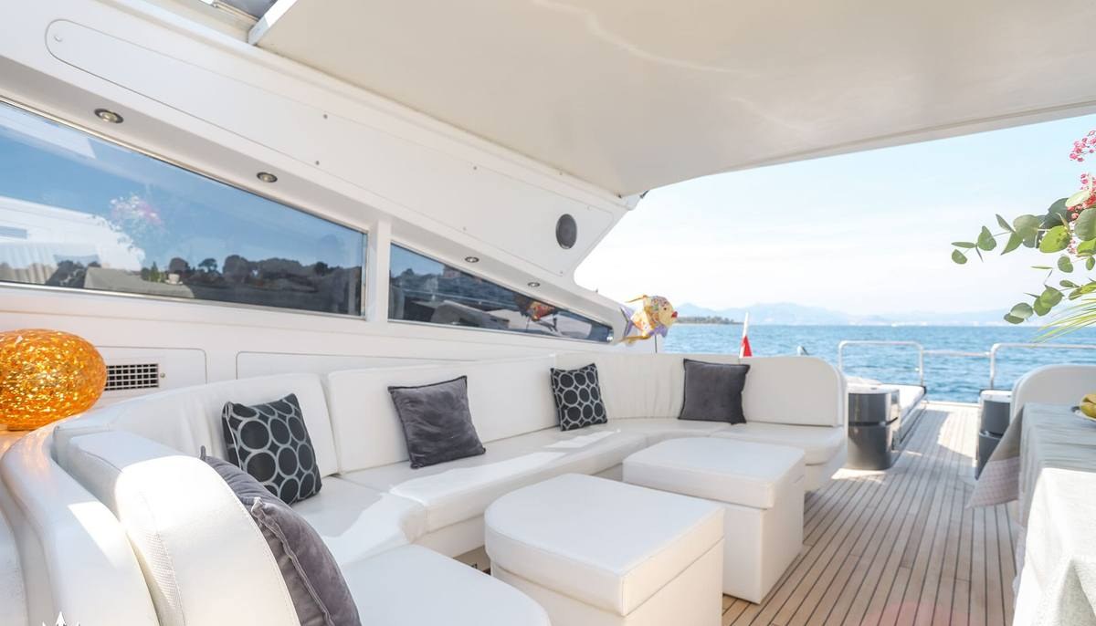 A4 yacht charter 5