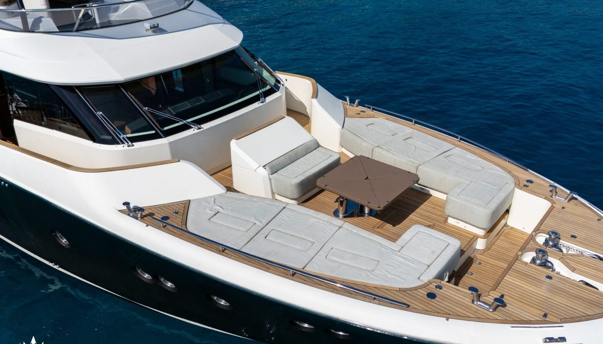 BELLA LUNA yacht charter 3