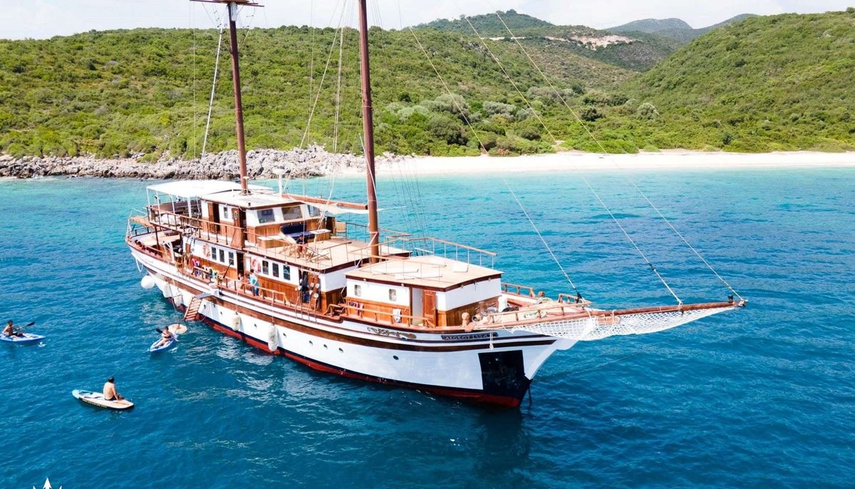 AEGEOTISSA II yacht charter 2
