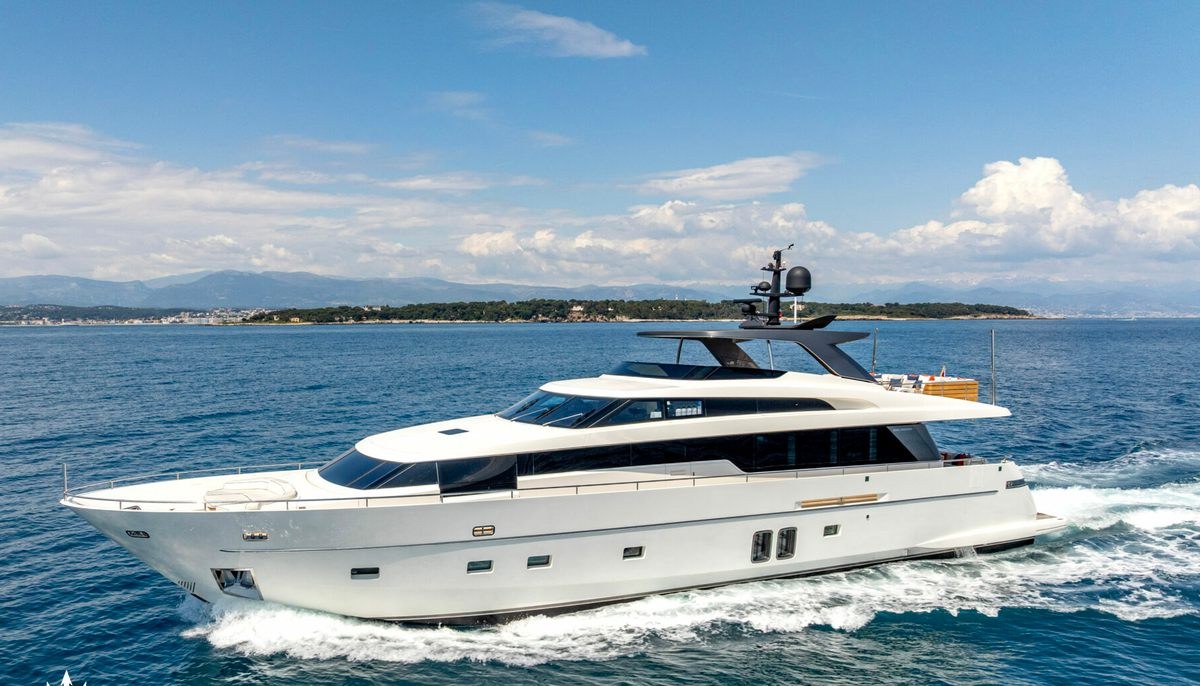 CALM yacht charter 2