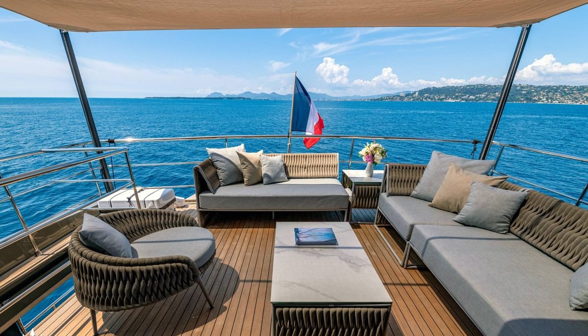 KOKONUT'S WALLY yacht charter 4