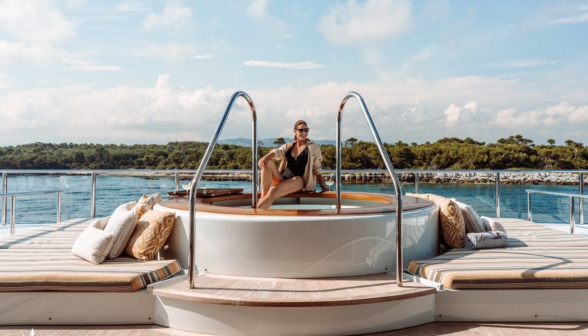 LOON yacht charter 3