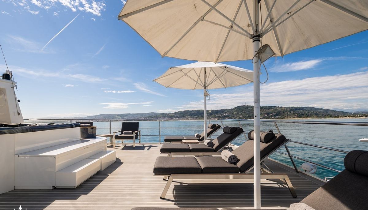 B89 yacht charter 4