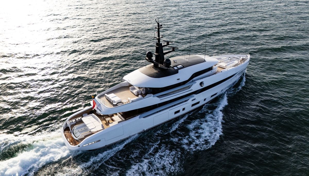 NIGHT FURY II yacht charter 3