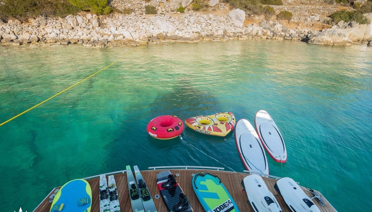 MAC yacht charter 5
