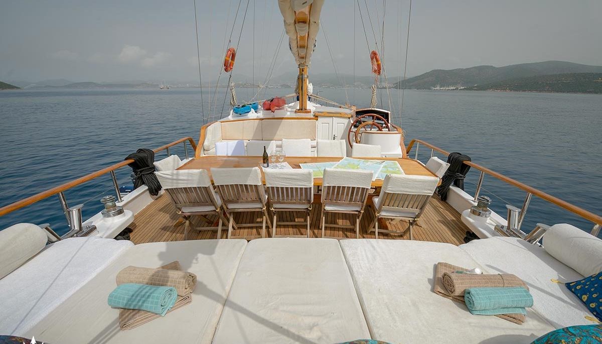 LA REINE yacht charter 4