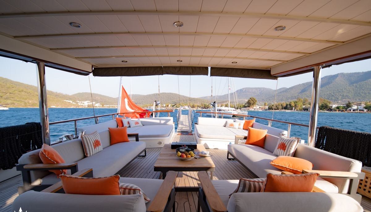 CAUSTIC yacht charter 4