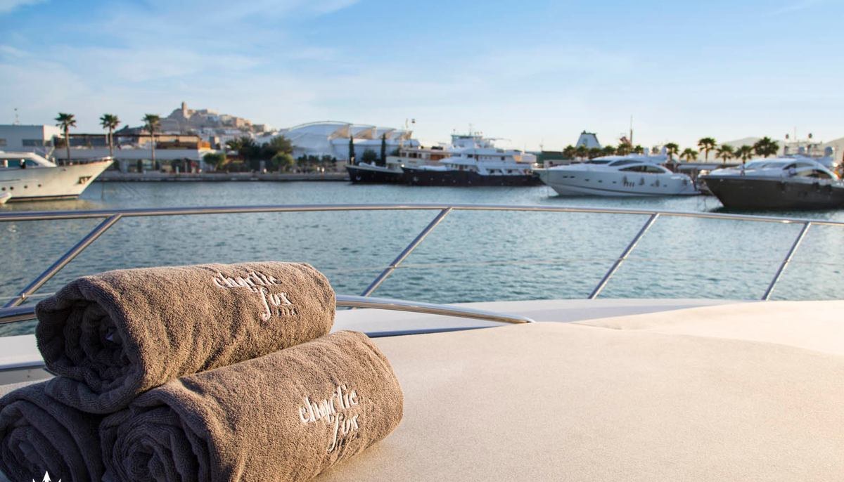 CHARLIE FOX yacht charter 3