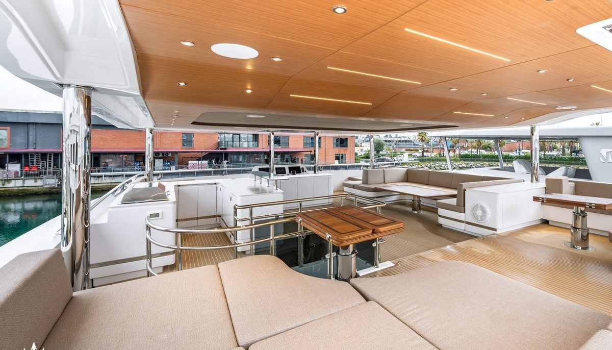 ATRAVERSIA yacht charter 4