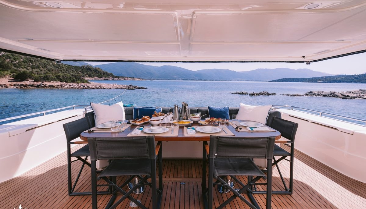 OXYGEN 8 yacht charter 5